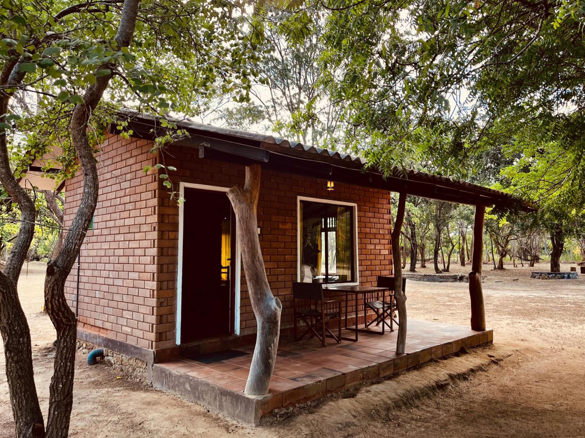 Funky Leopard Safari Lodge Bordering Yala National Park Kataragama Exteriör bild